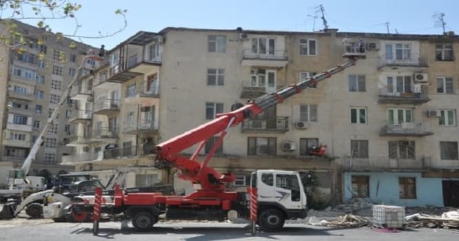 Abutalıbov Bakıda qanunsuz eyvanları sökdürür