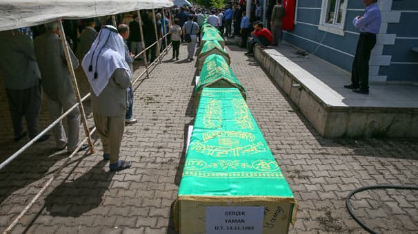 13 cənazə cəmi 60 kq - Günün ən acı fotosu