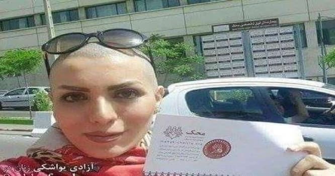 İranda yeni inqilab - Qadınlar saçlarını keçəl edir