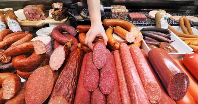 "Bazar Store"da kif atmış kolbasalar satılır - FOTO