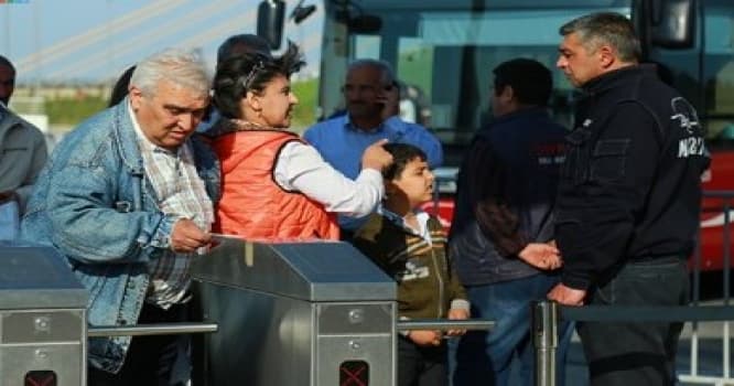 Qaraçılar gənc qıza hücum etdilər - Bakıda
