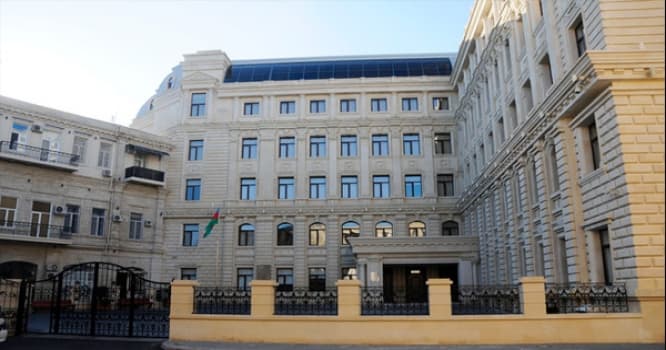 Prezidentin oxuduğu məktəbin qarşısındakı "şlaqbaun" və polis - REPLİKA