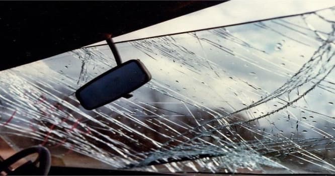 “Nissan” maneəyə çırpıldı: yaralılar var