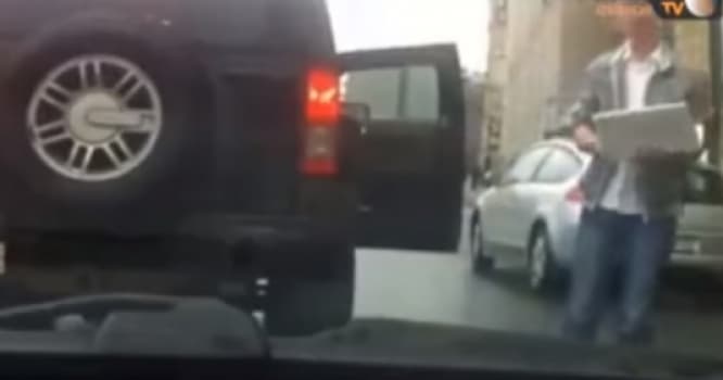 Haker tez-tez siqnal verən maşını bloka salıb qaçdı - VİDEO