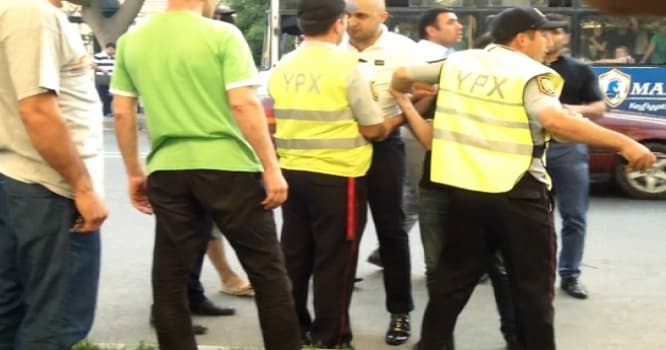 Yol polisləri ilə qadın sürücü arasında dava - VİDEO