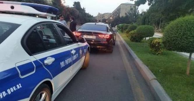 Polislər vətəndaşın maşınını qaçırdı - Bakıda kuryoz olay