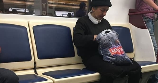 Təhlükəli qadın Bakı metrosundan çıxarıldı - VİDEO