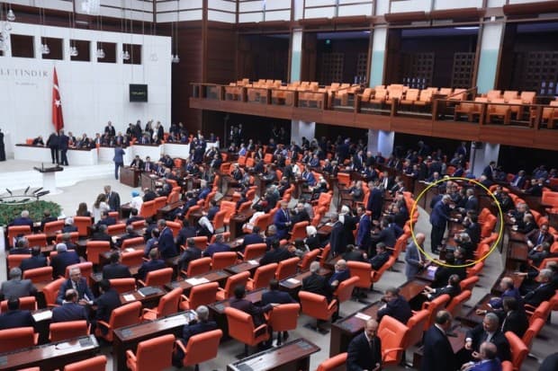 Davudoğlu istefadan sonra arxa sıralarda oturur - FOTO