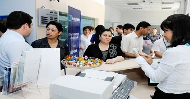 Bank müştərinin pensiya kartından pul çəkib — VİDEO