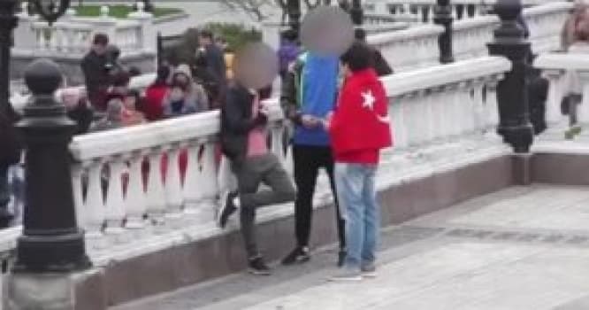 Türk bayrağı ilə Moskvanın mərkəzinə çıxan gəncə rusların reaksiyası - VİDEO