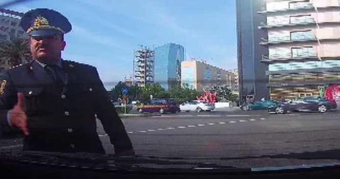 Yol polisi maşını yumruqlayıb sürücüyə "başın işləmir" dedi - VİDEO