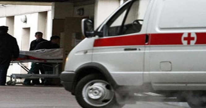 Boğazını kəsib özünü binadan atan kişi öldü