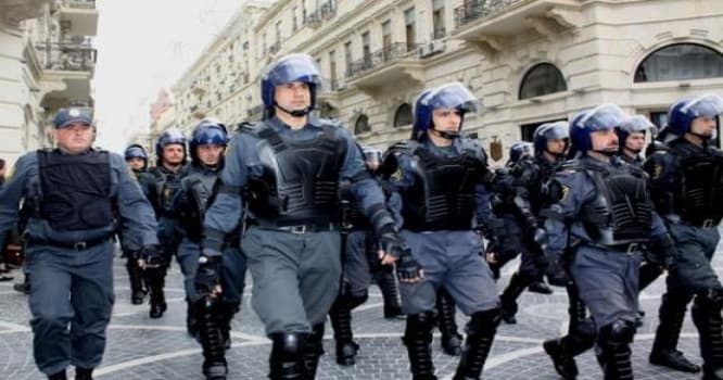 Silahlı polislər Rusiya səfirliyini əhatəyə aldı - Bakıda