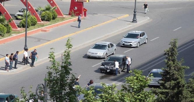 Bakıda "Mercedes" "KIA" ilə toqquşdu - FOTO
