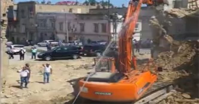 Binanı ev heyvanlarının başına uçurdular - "Sovetski"də söküntü