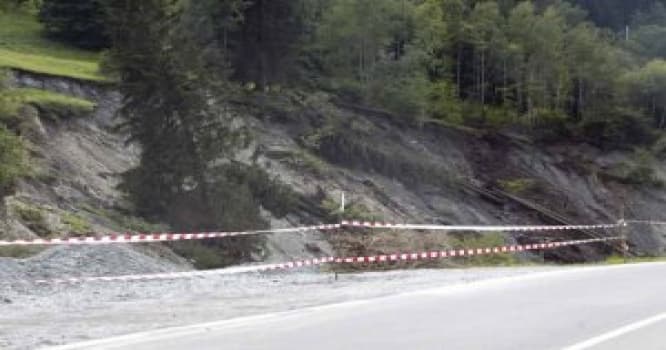 İsmayıllıda torpaq sürüşməsi - 12 ailə çadırlara köçdü