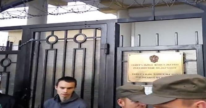Rusiya konsulluğu mühasirəyə alındı
