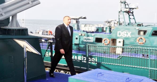 İlham Əliyev hərbi gəmidə