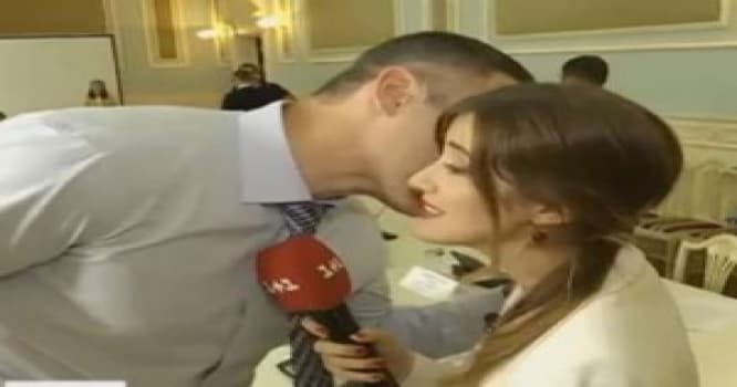 Kliçko sualdan yayınmaq üçün jurnalisti öpdü - VİDEO