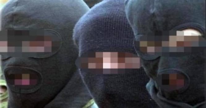Maskalı şəxslər sürücünü döyüb - Avtomobildən külli miqdarda pul aparıblar