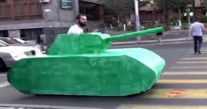 İrəvanda MTX-nın binasına “tank”la hücum edildi