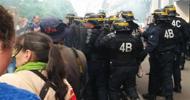 Polis etirazçıları mühasirəyə aldı - Parisdə