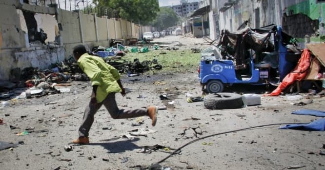 Somalidə silahlı dəstə otelə hücum edib