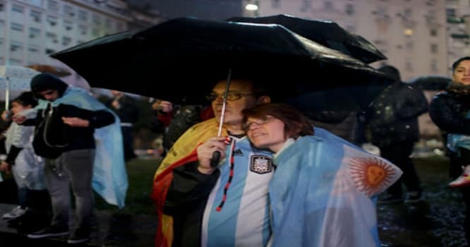 Yüzlərlə insan Messi üçün toplaşdı