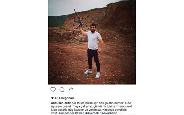Futbolçunun avtomatla şəkil çəkdirməsi Türkiyədə səs saldı - FOTO