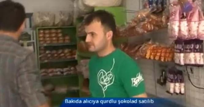 Bakıda marketdən alınan konfetin içindən qurd çıxdı - VİDEO