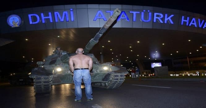 Təkbaşına tankın qabağına çıxan türk dünya manşetində - FOTO