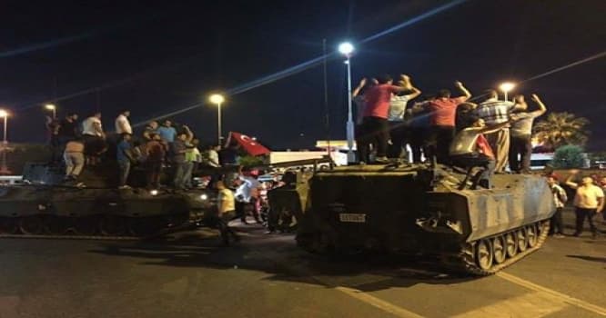 Xalq küçələrə çıxdı, tanklar geri çəkildi - SON DƏQİQƏ