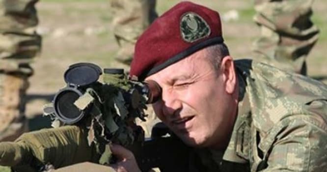 Çeviriliş zamanı köməkçisi generalı başından vurub öldürdü