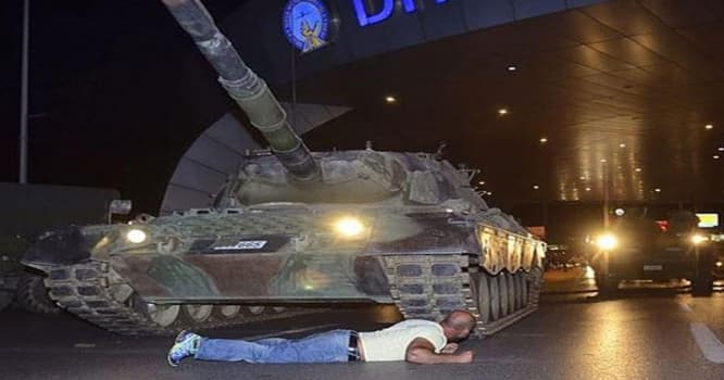 Tankın qarşısına uzanan adam: "Ölümü gözə almışdım...” - FOTO