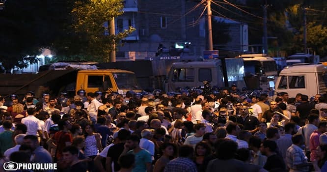 İrəvanda müxalifətin mitinqi başlayıb
