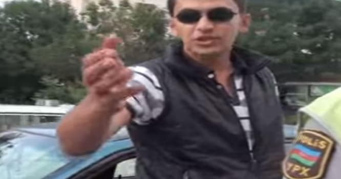 Polisə tabe olmaq istəməyən sürücü hücum etdi - VİDEO