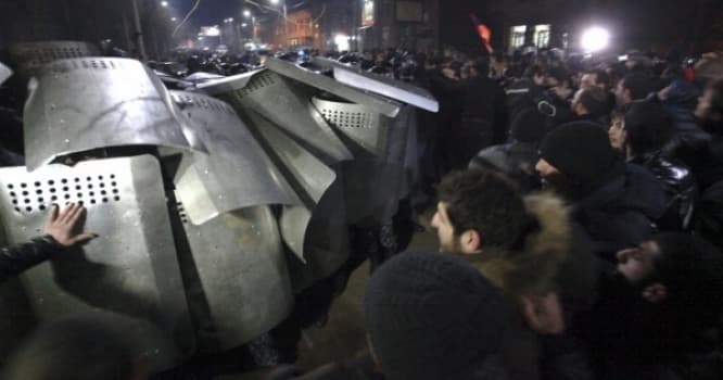 İrəvanda etirazçılar və polis arasında toqquşma: qumbaralardan istifadə edildi