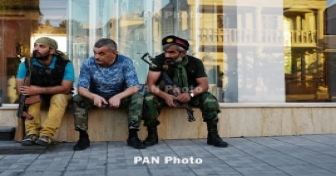 İrəvanda atışma başlayıb - Yaralılar var