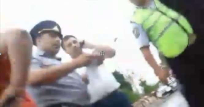 Bakıda DYP postunda əlbəyaxa dava: Polisin papağını yerə saldılar - VİDEO