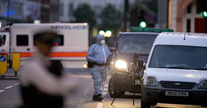 Londonda bıçaqlı şəxs yoldan ötənlərə hücum edib