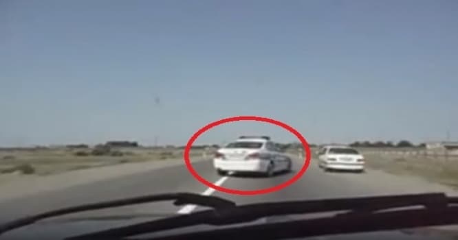 Yol polisi qəza şəraiti yaratdı – Sürücü son anda xilas oldu
