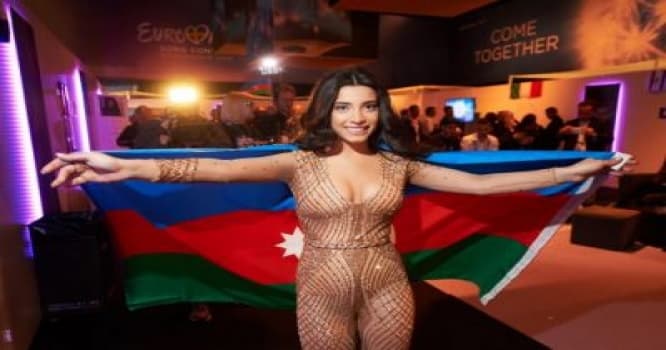 Səmra Rəhimli göbəyini açdı - FOTO