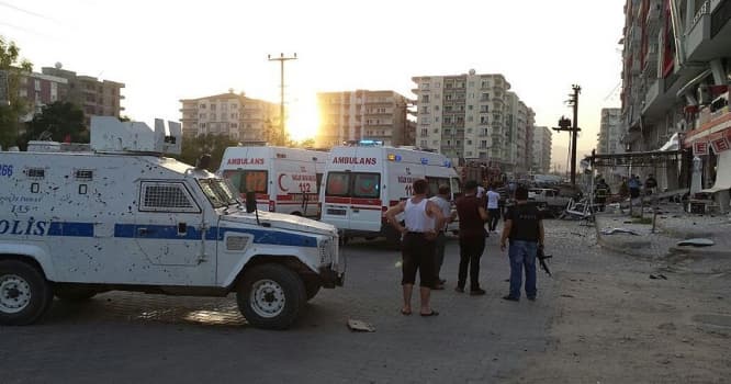 Türkiyədə polis maşınlarına hücum oldu: Xeyli sayda yaralanan var