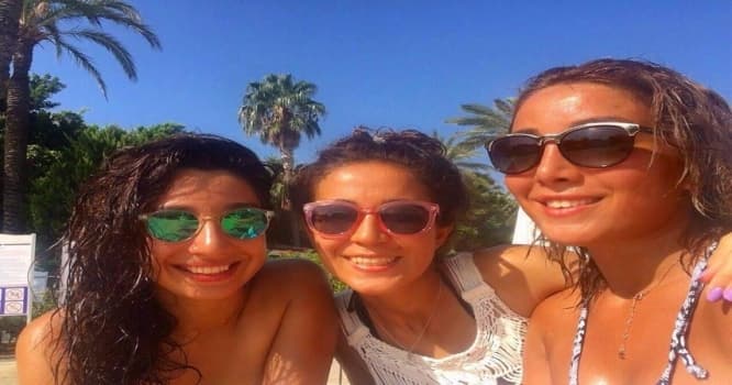 Azərbaycanlı müğənni valideynləri ilə Antalyada dincəlir - FOTOLAR
