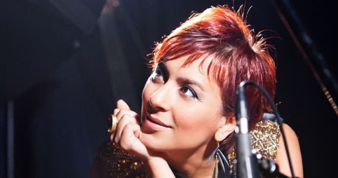 39 yaşlı Əməkdar artist qısa şortda - FOTO