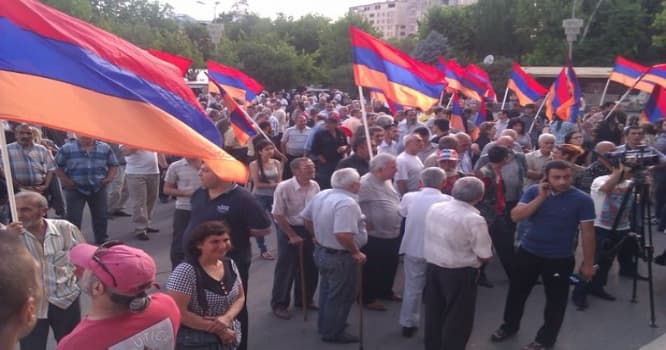 Ermənistanda mitinq başladı