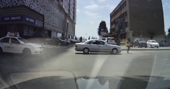 Bakıda piyada zolağından keçən gənc qadını avtomobil vurub - VİDEO