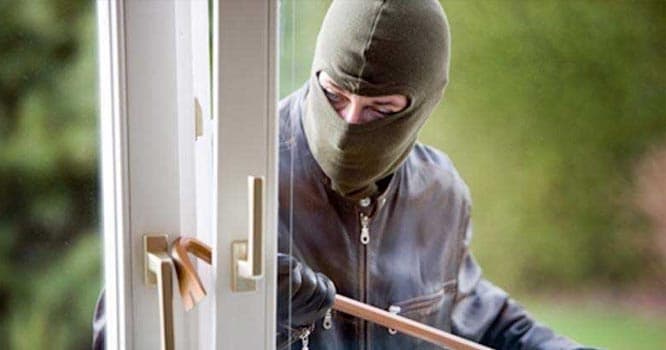 Bakıda maskalılar jurnalistin evinə basqın etdi