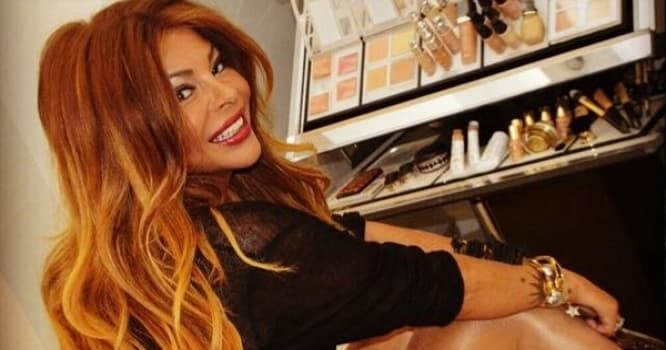 Aygün ətəyini qısaltdı, sinəsini açdı - FOTO