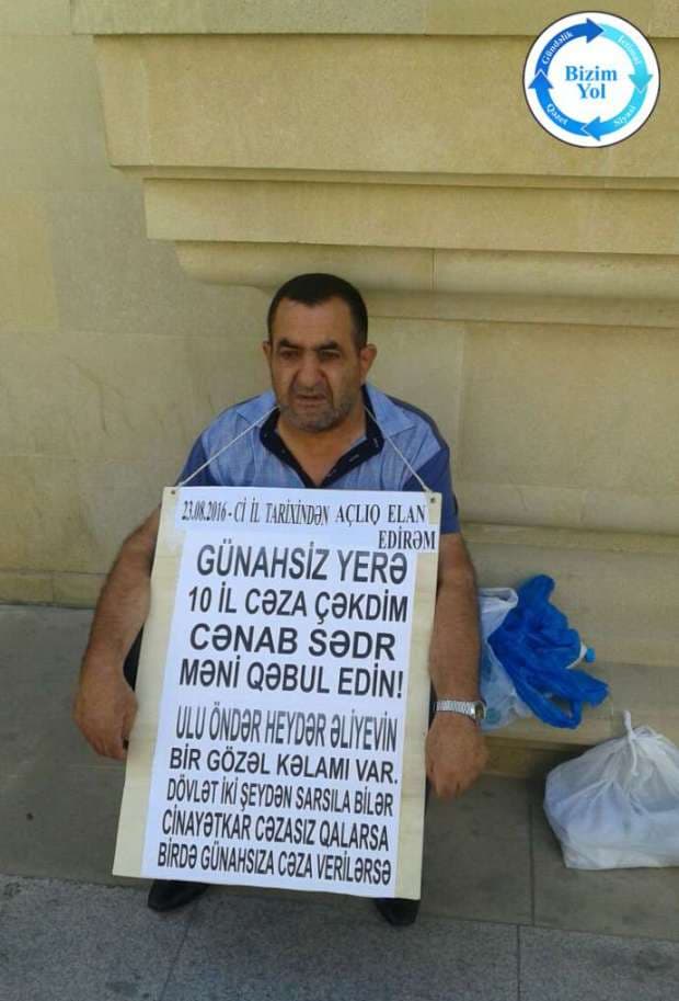Naxçıvan sakini Ali Məhkəmənin qarşısında etiraz aksiyası keçirir - FOTO
